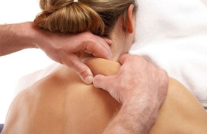 Massage fir Hals Schmerz ze behandelen